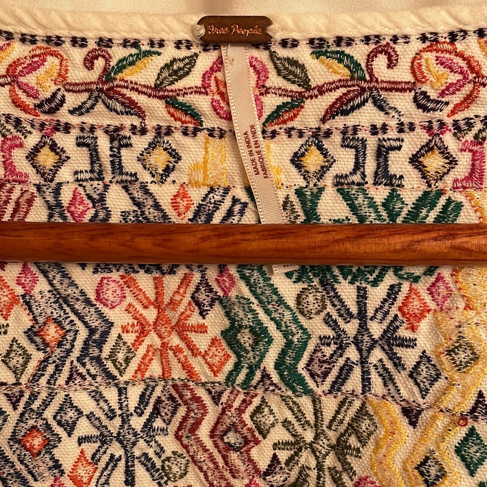 Embroidered Sleeveless Top - White - Picture 8 of 8